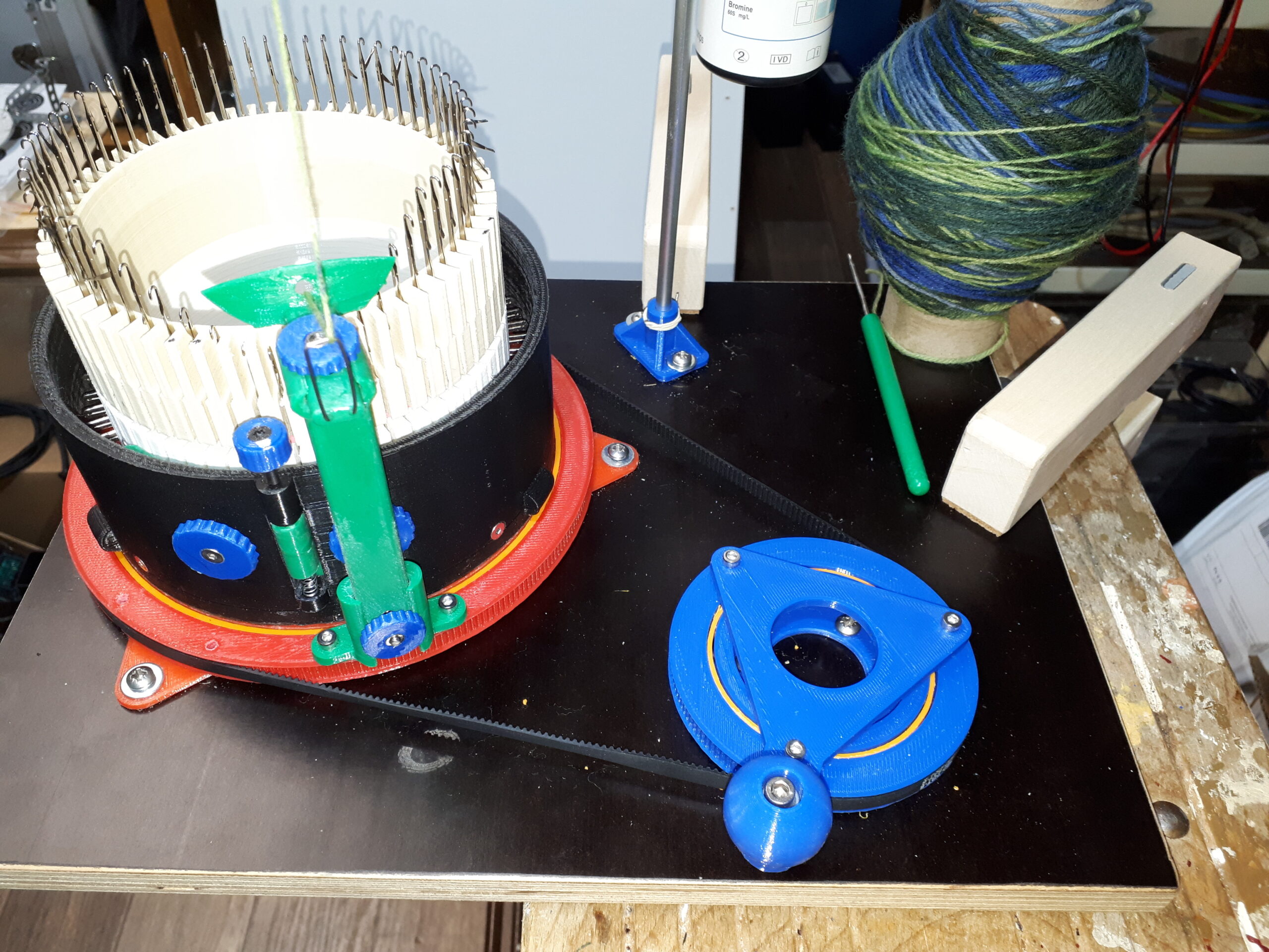 Mehr über den Artikel erfahren Eine Sockenstrickmaschine aus dem 3D-Drucker